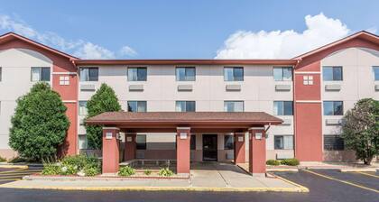 Super 8 by Wyndham St. Charles