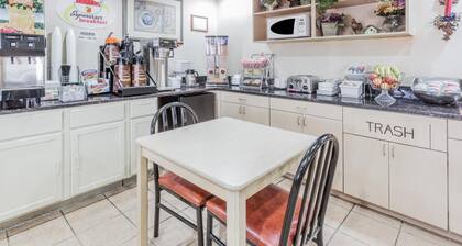 Super 8 by Wyndham St. Charles