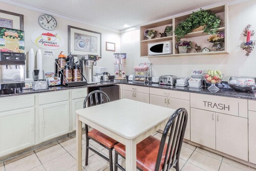 Super 8 by Wyndham St. Charles