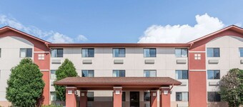 Super 8 by Wyndham St. Charles