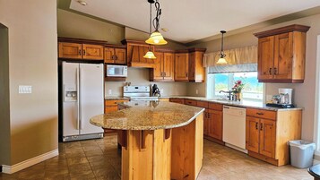 Microondas, placa de cocina, cafetera/tetera, tetera/pava eléctrica