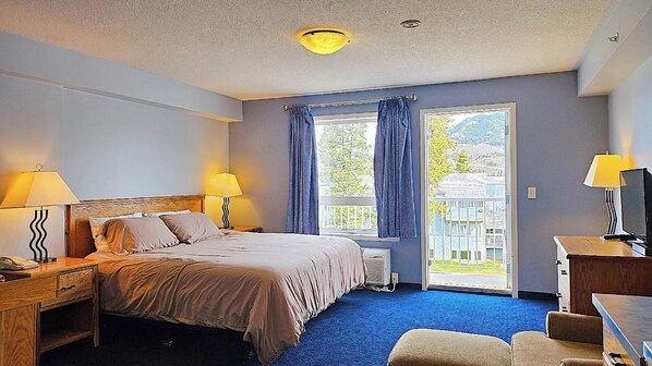 غرفة مريحة للاستخدام الفردي - سرير ملكي | أغطية فراش متميزة ومكتب ومساحة عمل للكمبيوتر المحمول وستائر تعتيم