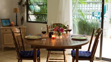 Suite, 1 Bedroom | In-room dining