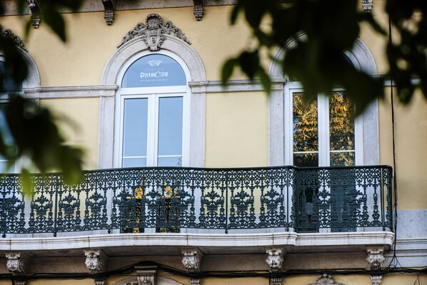 Fachada de edificio con elaboradas barandillas de hierro forjado y un letrero que dice 'Casa do Principe'.