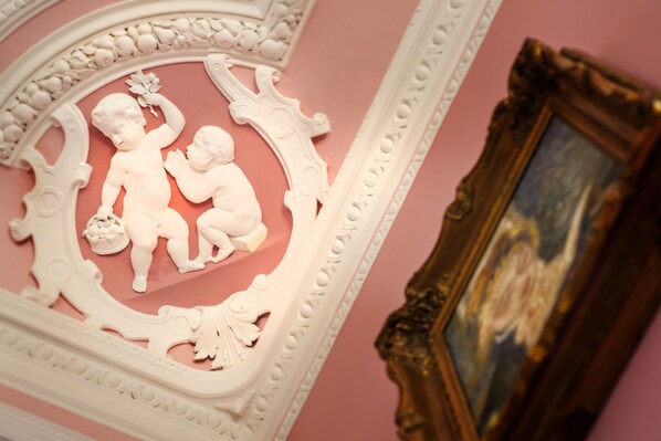 A detailed ceiling with ornate plasterwork and a framed painting. - Casa do Príncipe (Lisbon)