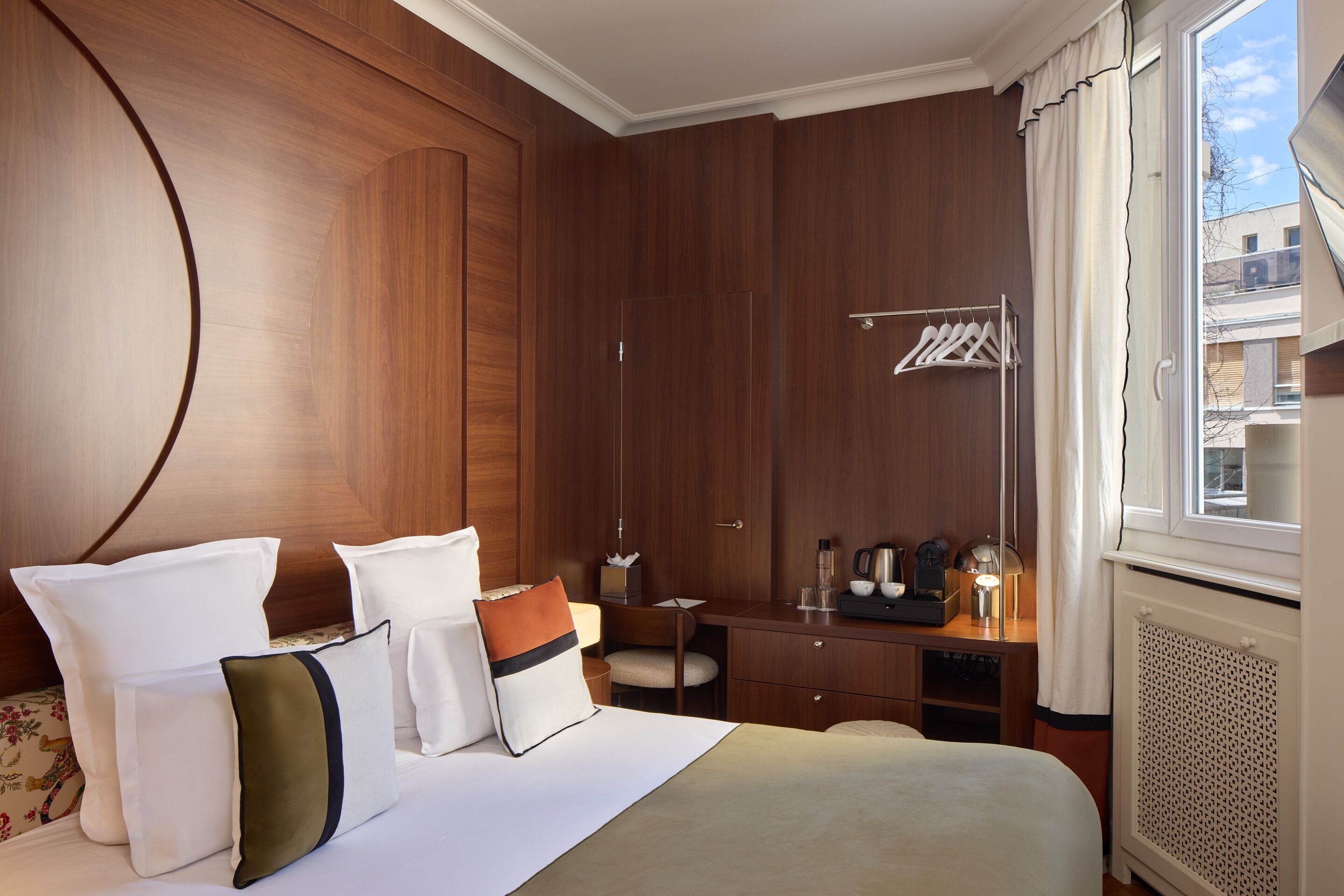 Comfort Courtyard view | In-room safe, individually decorated, individually furnished, desk