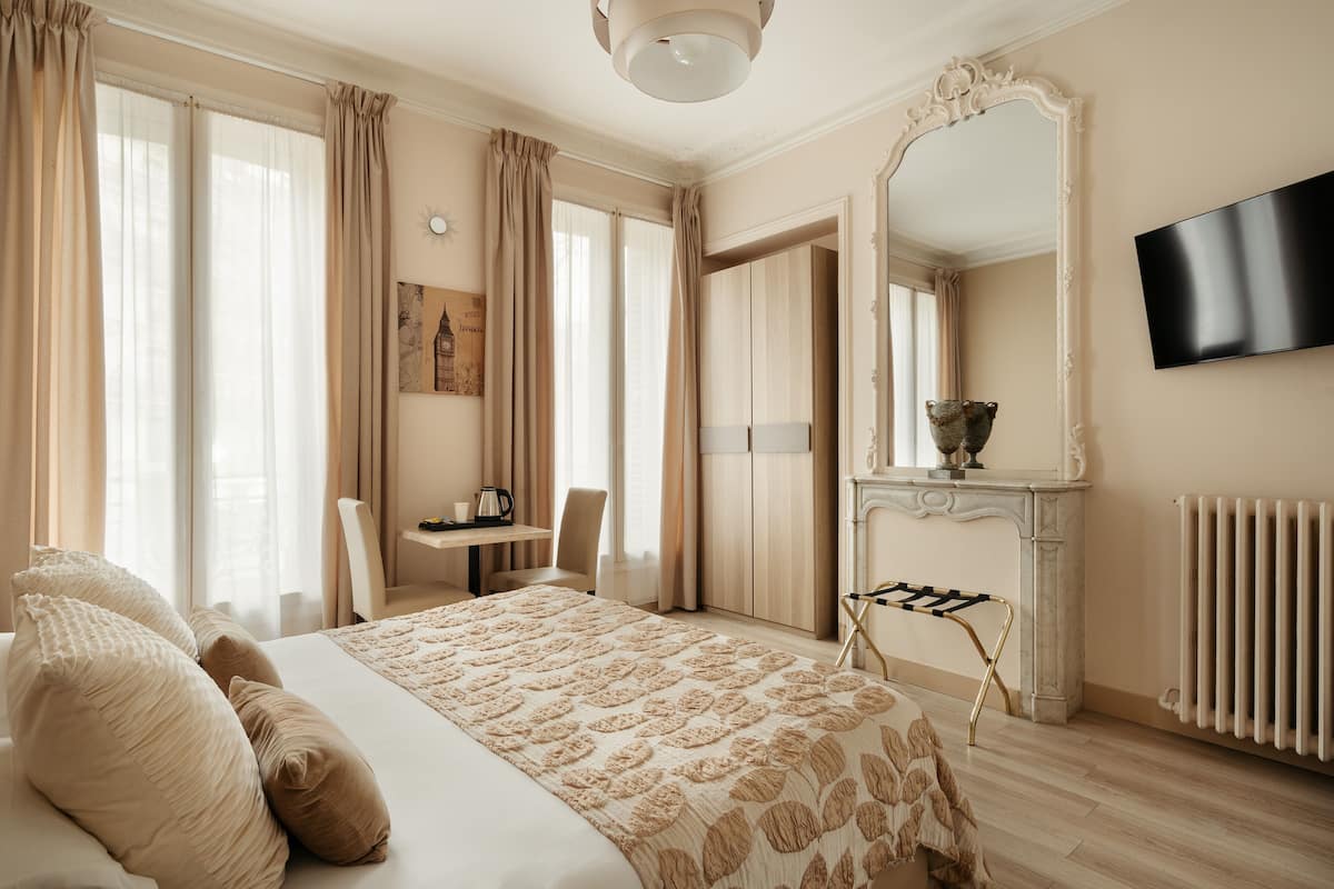 Superior Double or Twin Room, 1 Queen Bed (Douche) | In-room safe, individually decorated, individually furnished, desk