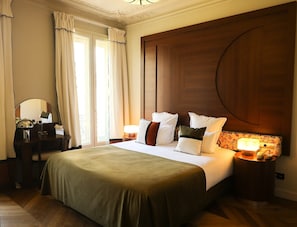 Caja de seguridad en la habitación y decoración personalizada