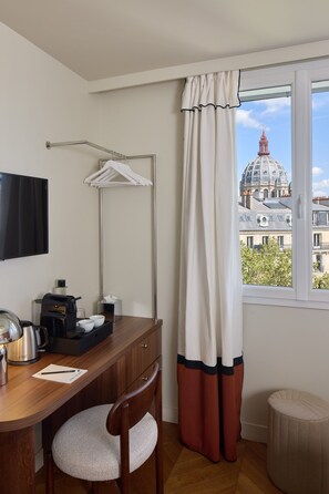 Dobbeltrom – city, 1 queensize-seng, byutsikt | Safe på rommet, individuelt dekorert, individuelt innredet og skrivebord