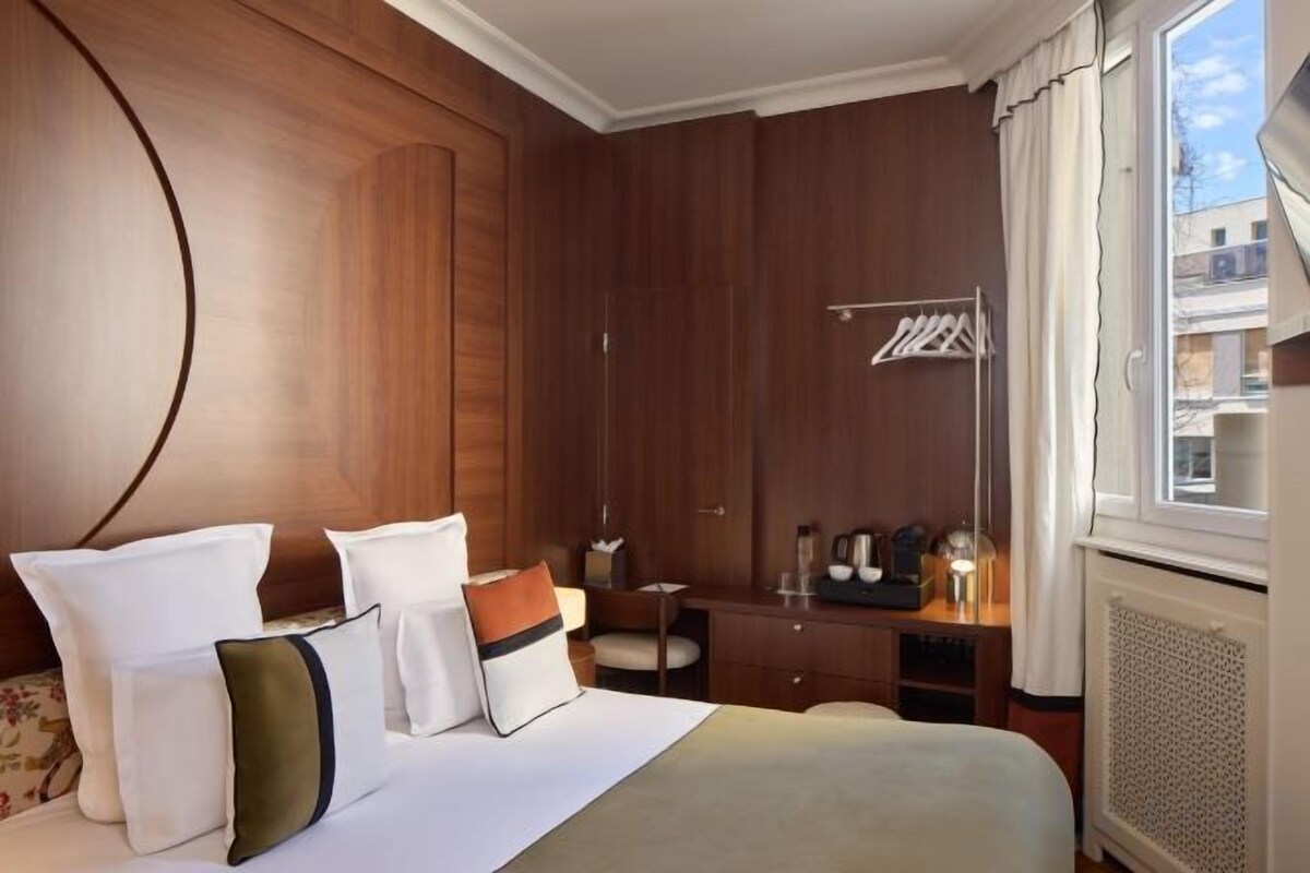 Peralatan tempat tidur premium, peti besi dalam bilik, meja 
