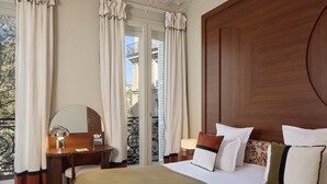 أغطية فراش متميزة وخزنة داخل الغرفة ومكتب وتجهيزات عازلة للصوت