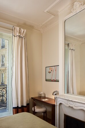 Dobbeltrom – classic, 1 queensize-seng, ikke-røyk, byutsikt (Douche) | Safe på rommet, individuelt dekorert, individuelt innredet og skrivebord