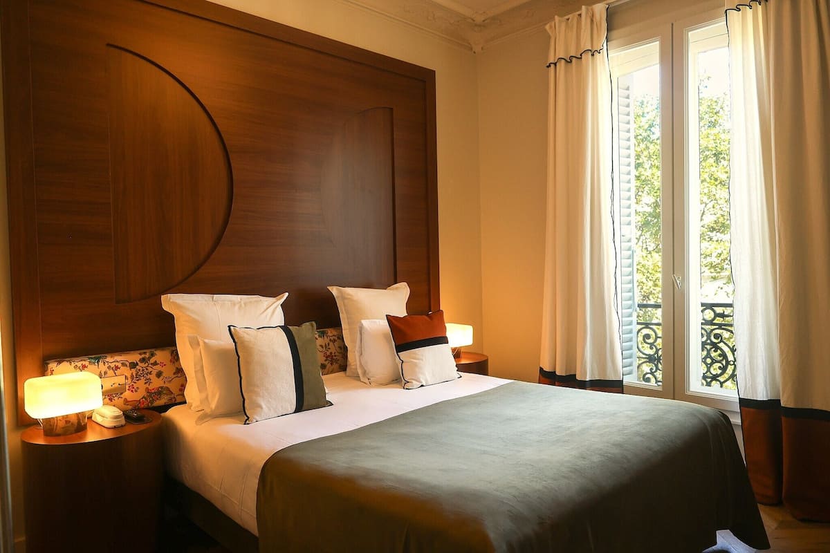 Classic Double Room, 1 Queen Bed, Non Smoking, City View (Douche) | In-room safe, individually decorated, individually furnished, desk