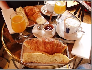 Daily cooked-to-order breakfast (EUR 13 per person)