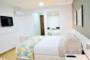 Minibar, desk, blackout drapes, free cribs/infant beds - Porto da Serra Hotel (Gravata)