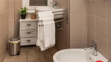 Bruser, gratis toiletartikler, hårtørrer, bidet