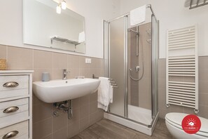 Chambre Double Standard, 1 très grand lit | Salle de bain | Douche, articles de toilette gratuits, sèche-cheveux, bidet