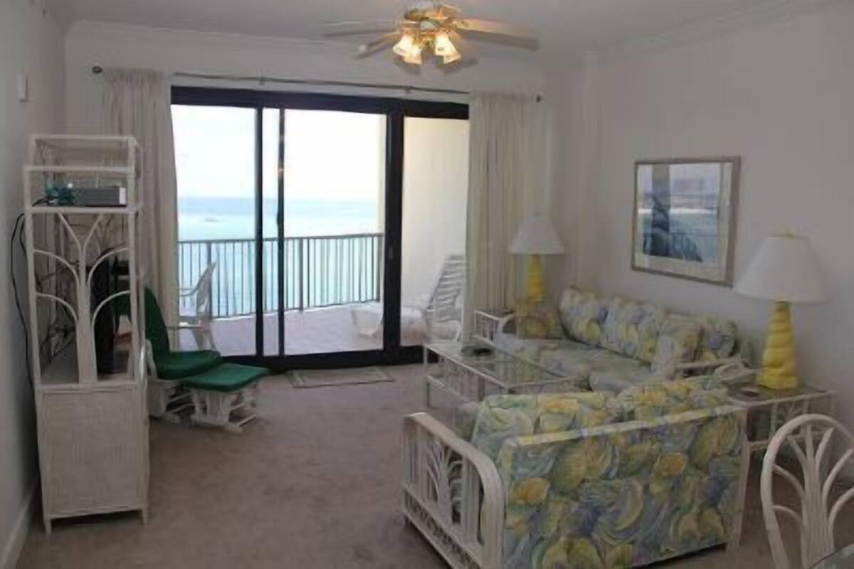Kondominium Standar, 2 kamar tidur, dapur, pemandangan pantai (607) | Area keluarga | TV layar datar