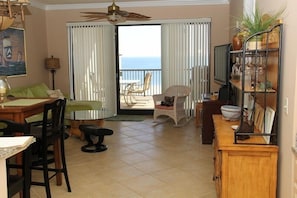Condo estándar, 2 habitaciones, cocina, vista a la playa (710) | Área de sala de estar | Televisión de pantalla plana