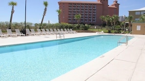 Inomhuspool, utomhuspool och solstolar