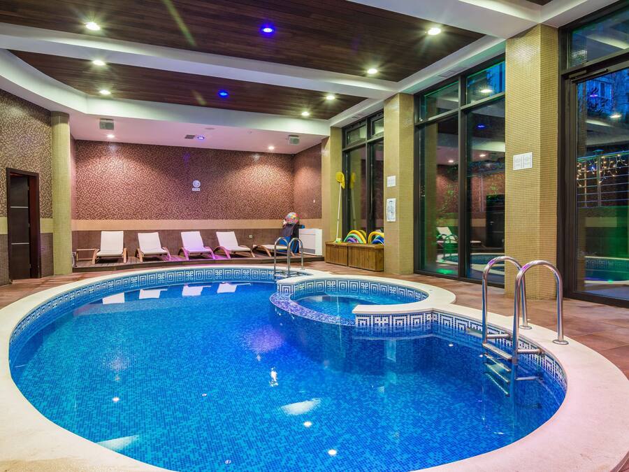 Indoor pool, sun loungers