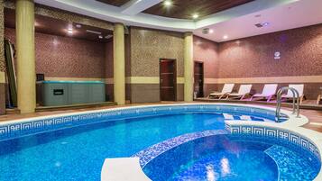 Piscina interna, espreguiçadeiras