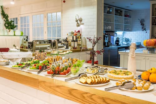 Aperto a colazione, cucina mediterranea, con vista sul giardino