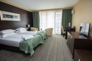 Chambre Confort avec lits jumeaux, 2 lits une place, balcon