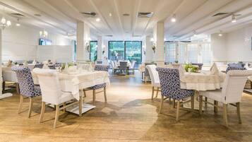 Se sirven desayunos y cocina mediterránea, con vista al jardín