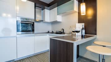 Luxury Apartment, 2 Bedrooms | In-room dining