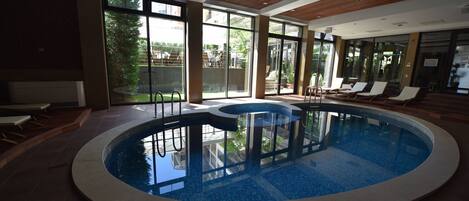 Piscine couverte, chaises longues