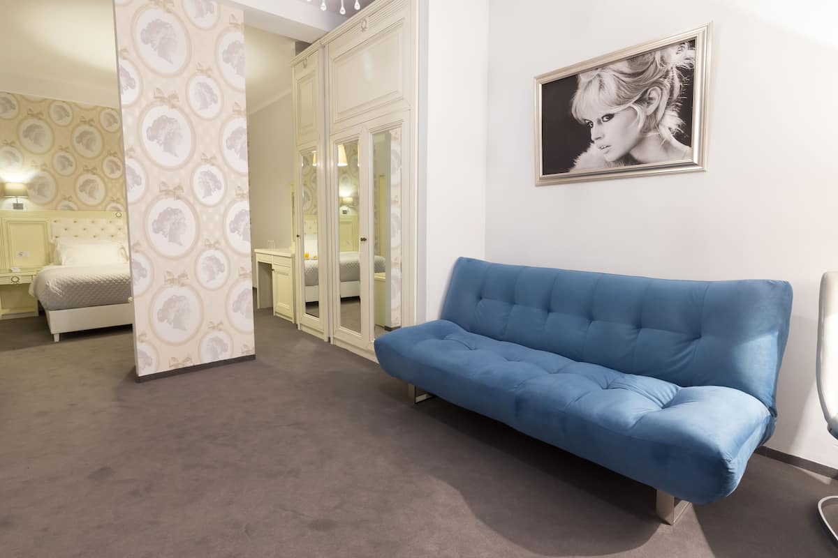 Comfort Double Room (2 adults + 2 children) | Minibar, in-room safe, desk, free WiFi
