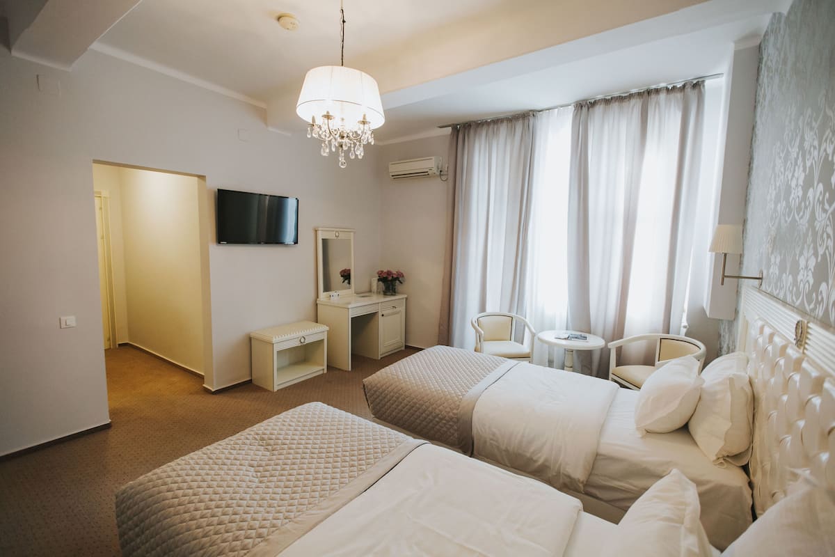 Twin Room | Minibar, in-room safe, desk, free WiFi