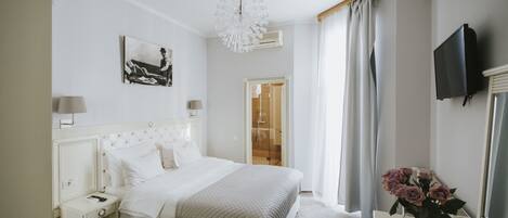 Minibar, in-room safe, desk, free WiFi