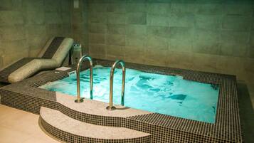 Indoor spa tub