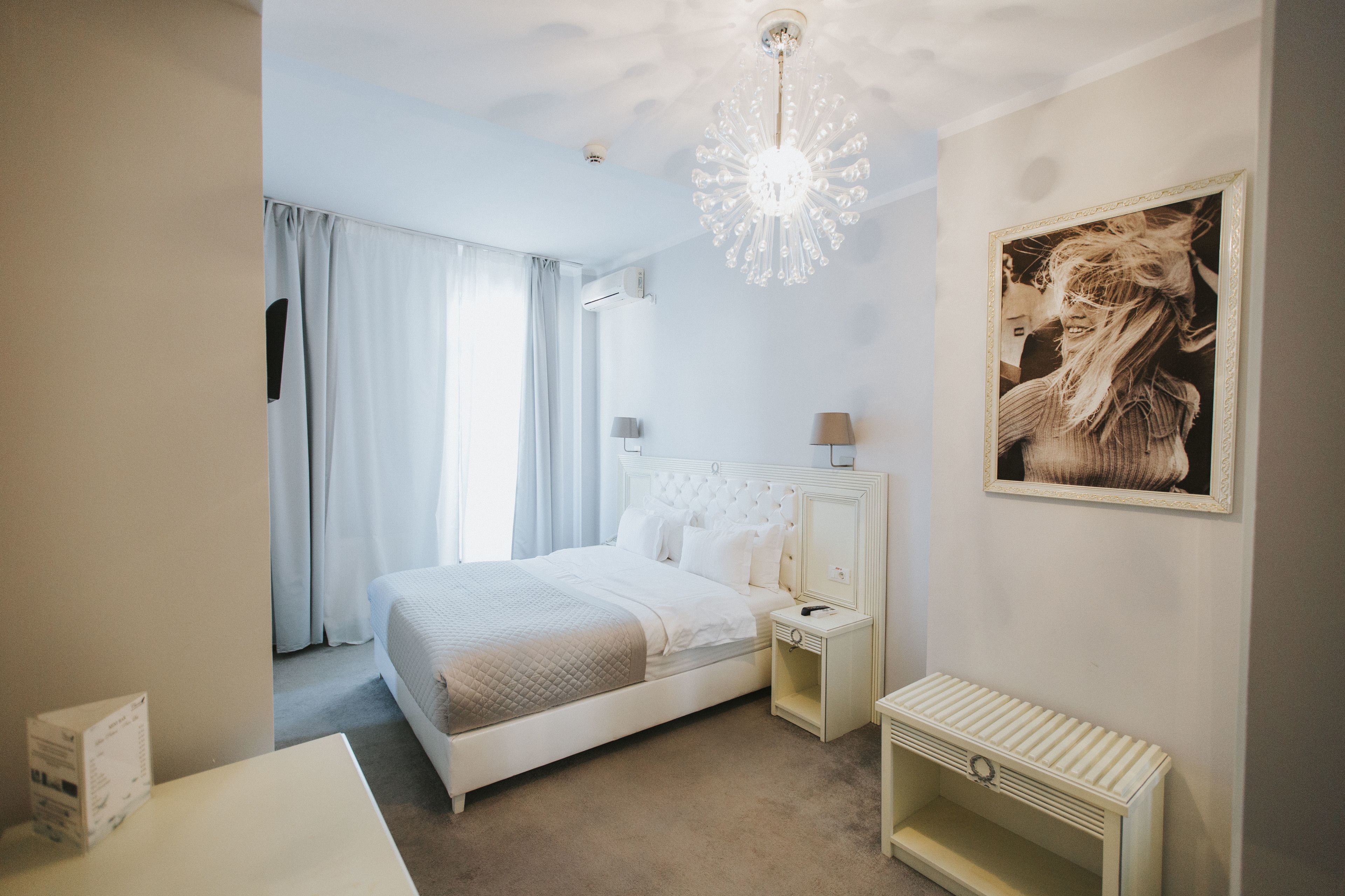 Single Room | Minibar, in-room safe, desk, free WiFi