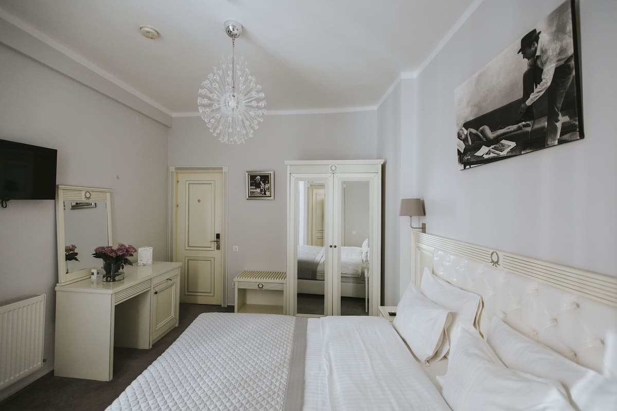 Habitación doble estándar, 1 cama matrimonial | Minibar, caja de seguridad en la habitación, escritorio y wifi gratis