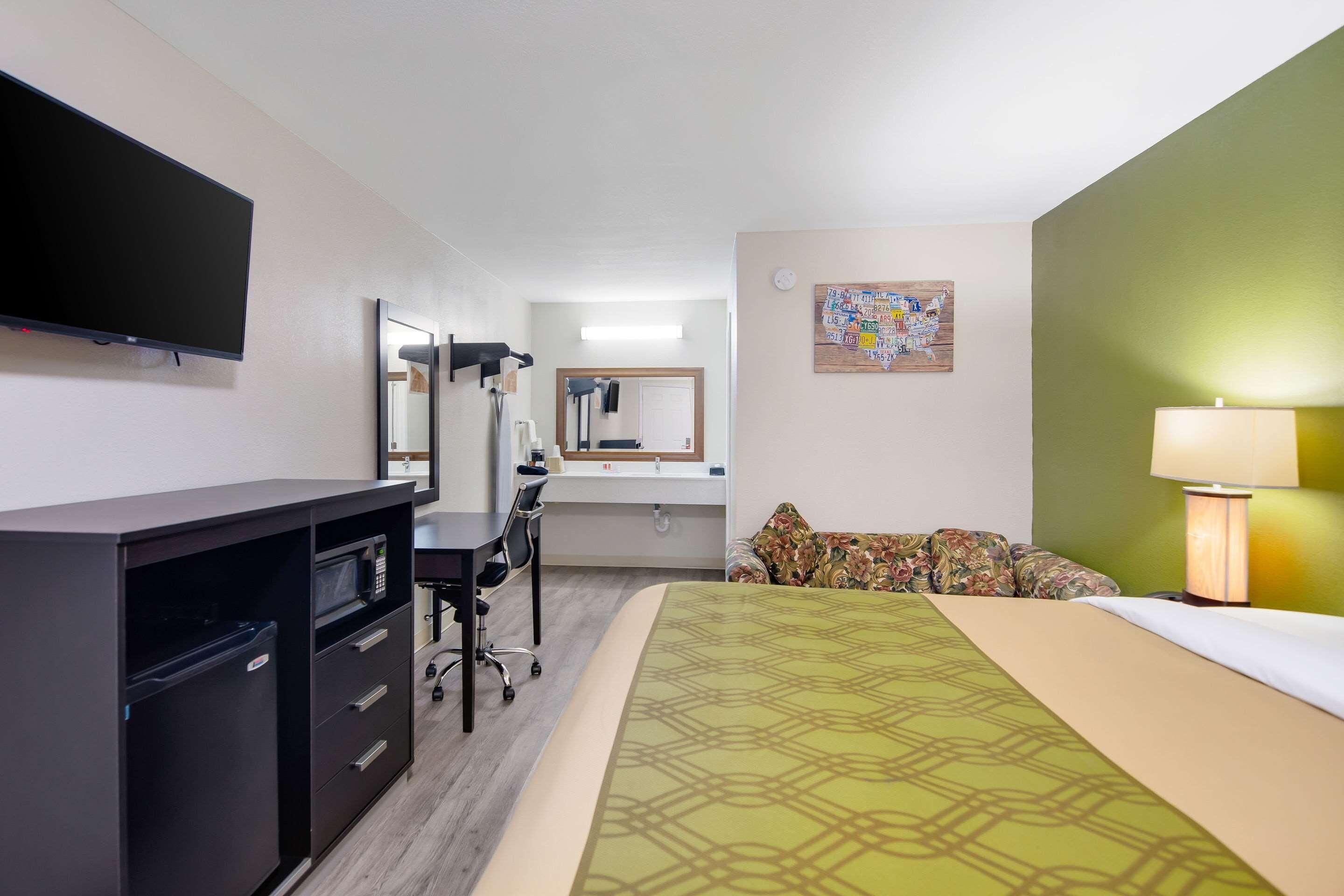 Premium bedding, desk, free WiFi