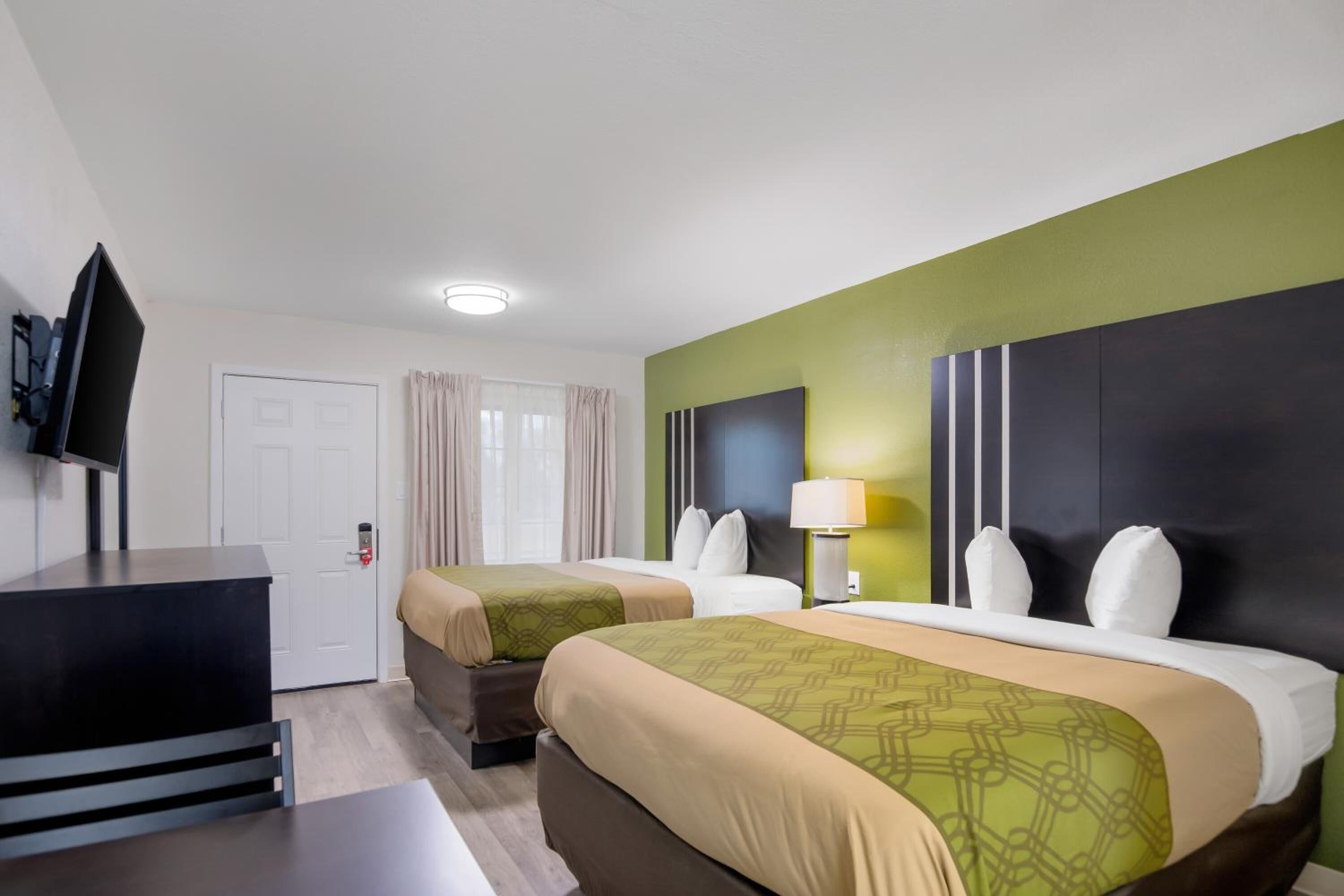 Premium bedding, desk, free WiFi