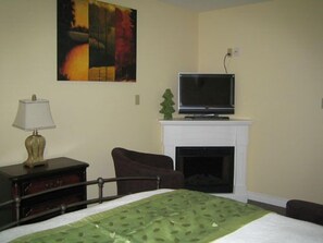 Room, 1 Queen Bed | Room amenity