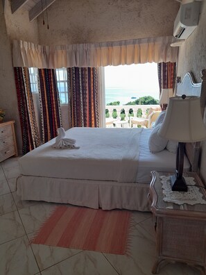 5 bedrooms, premium bedding, Tempur-Pedic beds, in-room safe - Seacruise Villa (Fryers Well)