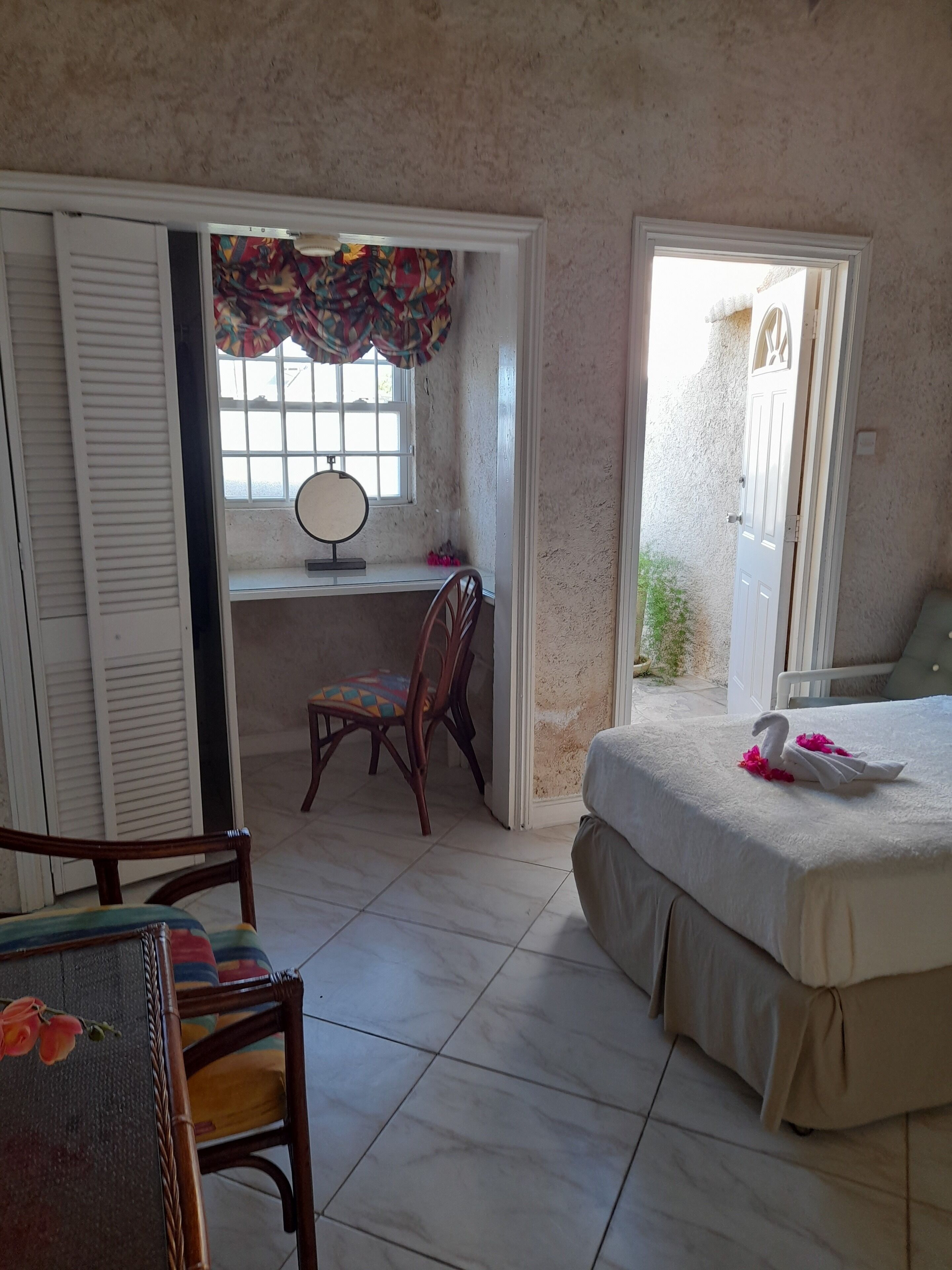 Un dormitorio con cama, escritorio y silla.