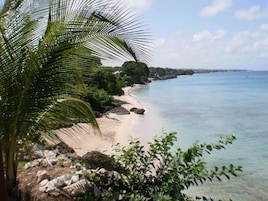 Una playa cerca, arena blanca, sillas reclinables de playa, sombrillas