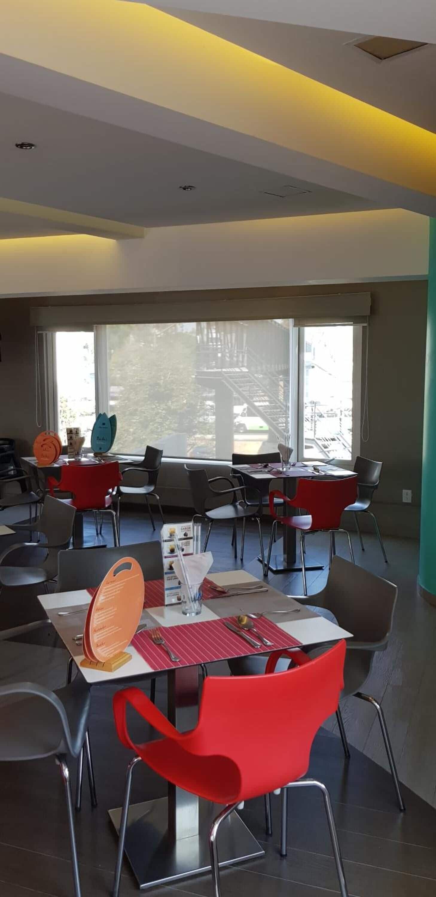 breakfast, lunch, dinner served; international cuisine