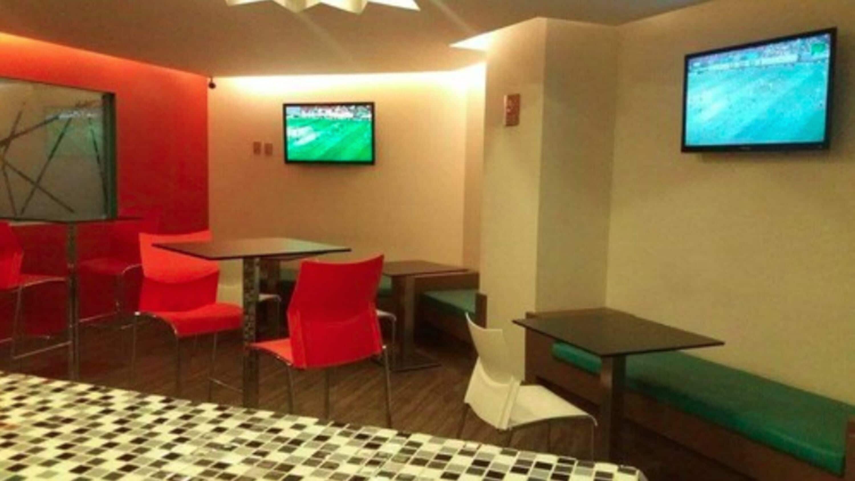 breakfast, lunch, dinner served; international cuisine