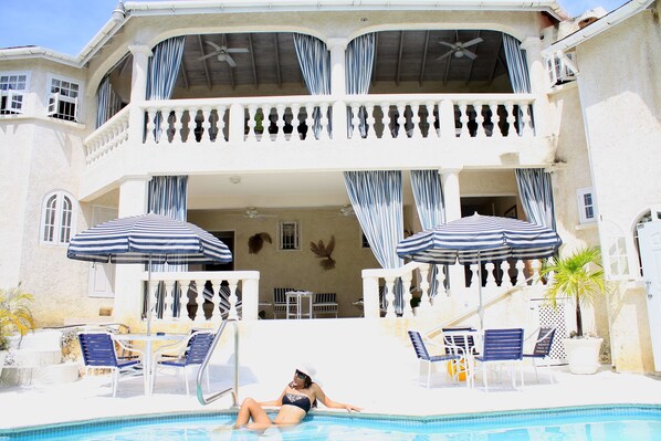 Outdoor pool, pool umbrellas, sun loungers - Sea Symphony Villa (Fryers Well)