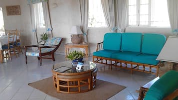 Villa Exclusive, 1 chambre, salle de bains attenante, vue plage | Salle de séjour