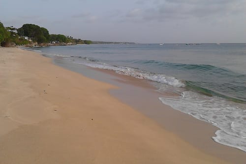 Plage à proximité, sable blanc, chaises longues, parasols
