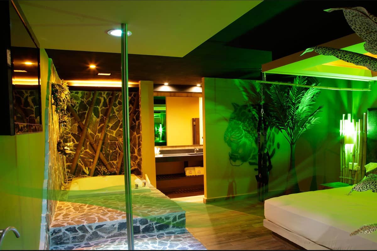 Suite Jungla con Cama Redonda | Sistema de insonorización, wifi gratis, ropa de cama