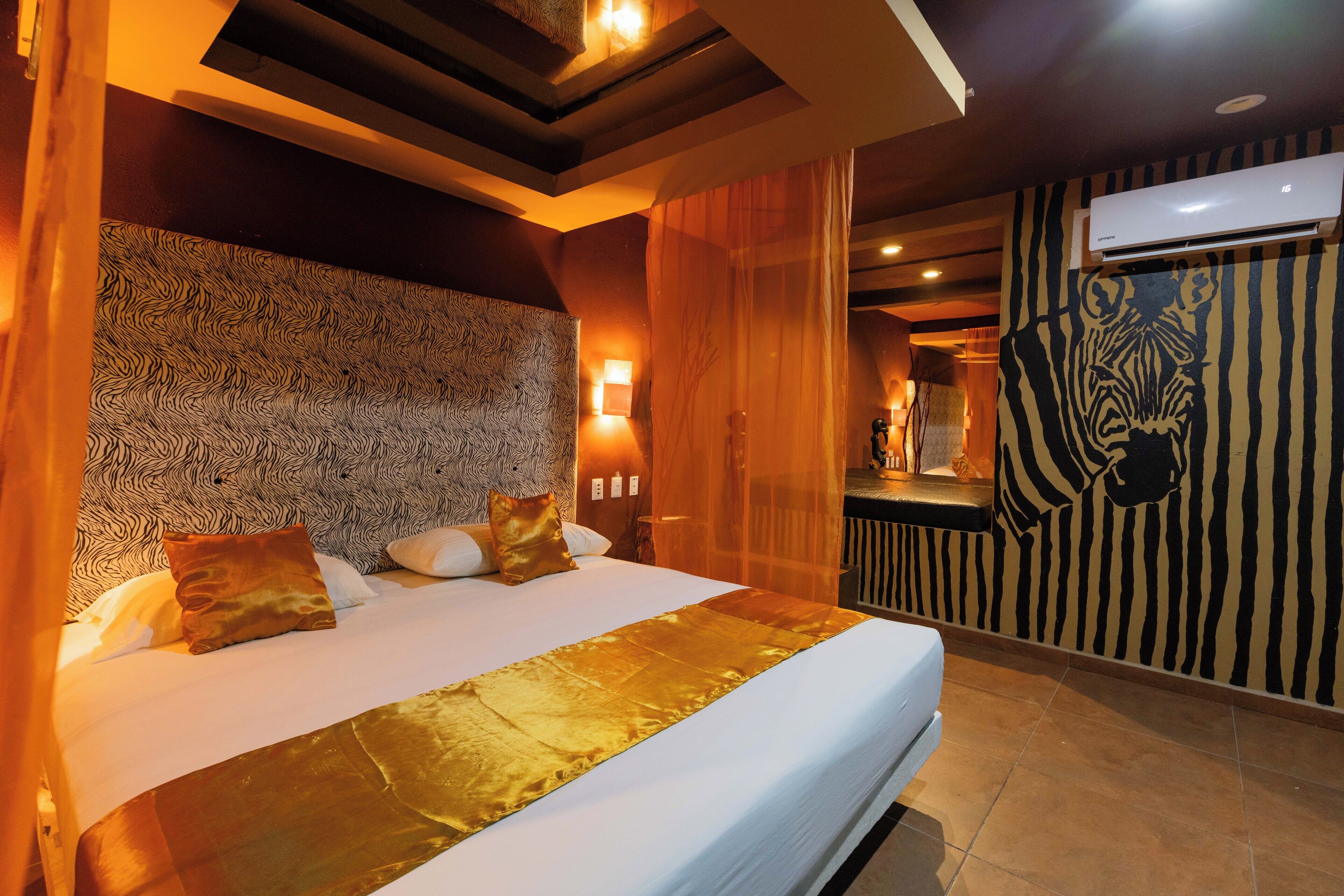 Suite Africa with Round Bed | Soundproofing, free WiFi, bed sheets